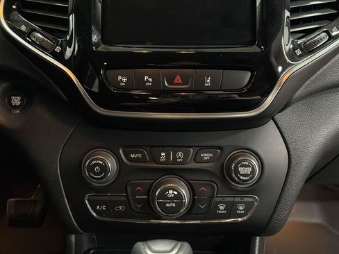 Used 2020 Jeep Cherokee Limited w/ Technology Group FWD image 10