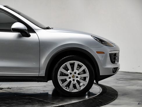 Used 2017 Porsche Cayenne S image 18
