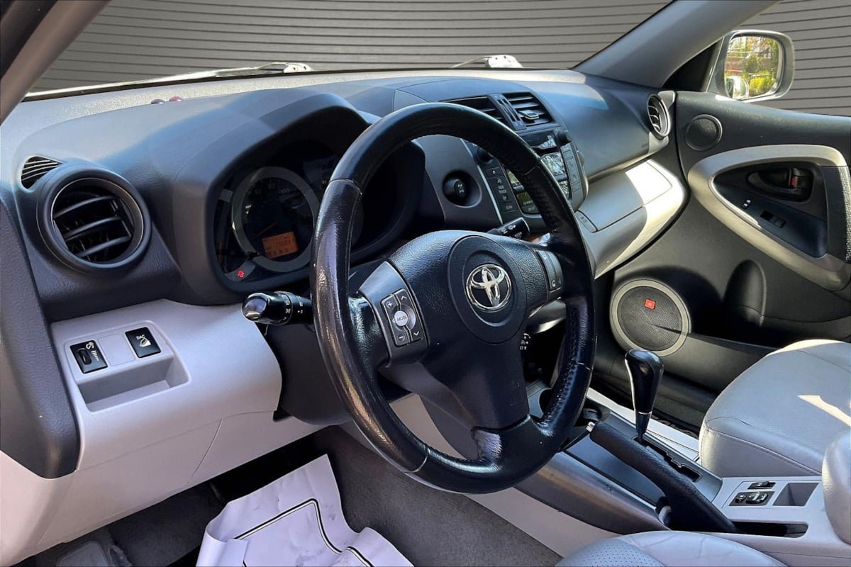 Used 2011 Toyota RAV4 Limited AWD/4WD image 16