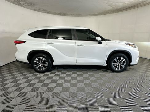 Used 2023 Toyota Highlander XLE FWD image 2