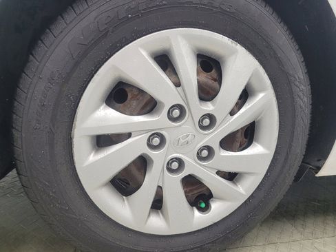 Used 2017 Hyundai Elantra SE image 31