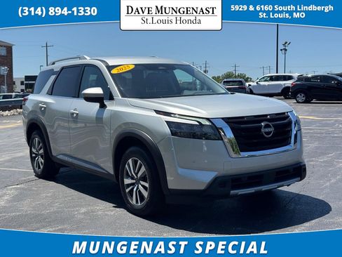 Used 2025 Nissan Pathfinder SL FWD image 1
