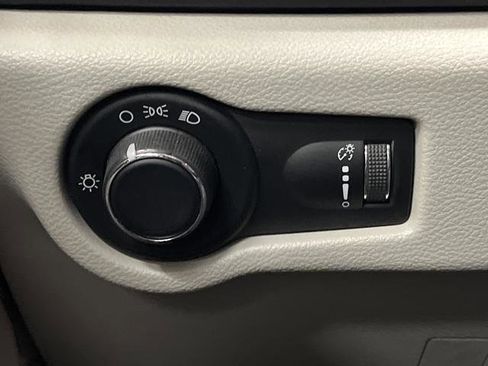 Used 2018 Chrysler Pacifica L FWD image 21