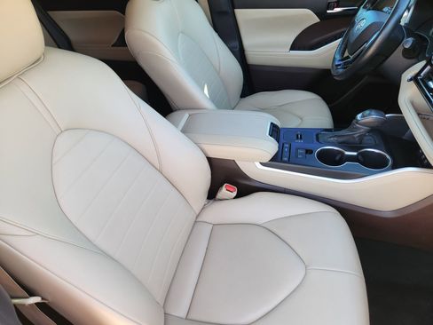 Used 2021 Toyota Highlander XLE image 23