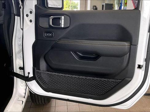 Used 2025 Jeep Wrangler Unlimited Sahara AWD/4WD image 19