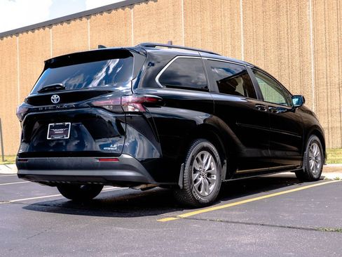 Used 2024 Toyota Sienna LE w/ LE Plus Package AWD/4WD image 10