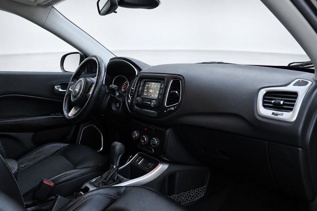 Used 2018 Jeep Compass Latitude FWD image 22