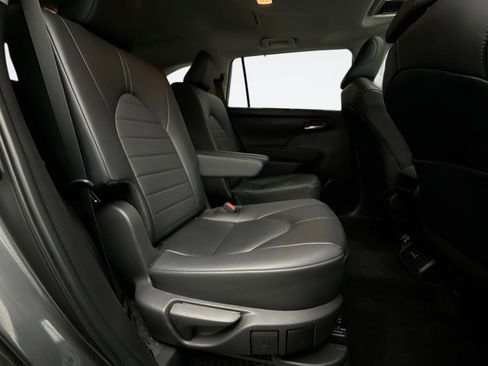 Used 2024 Toyota Highlander XLE image 18