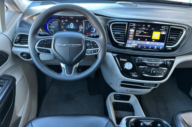 Used 2024 Chrysler Pacifica Limited FWD image 15