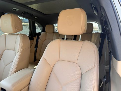 Certified 2025 Porsche Macan image 12