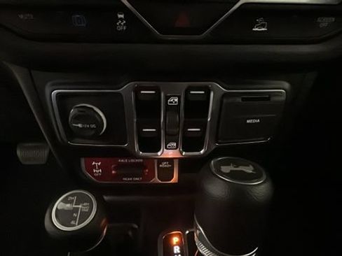Used 2024 Jeep Wrangler Unlimited AWD/4WD image 21