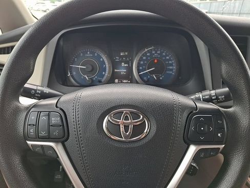 Used 2019 Toyota Sienna LE FWD image 19