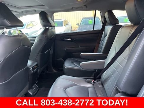 Used 2024 Toyota Highlander XLE AWD/4WD image 13