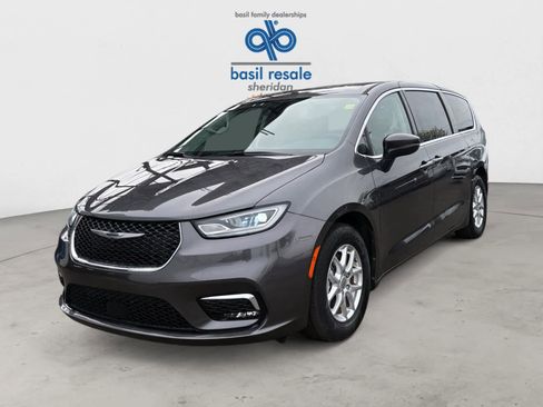 Used 2023 Chrysler Pacifica Touring-L FWD image 2