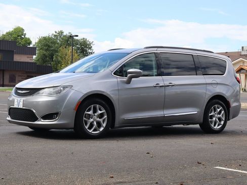 Used 2017 Chrysler Pacifica Touring-L w/ Tire & Wheel Group FWD image 11