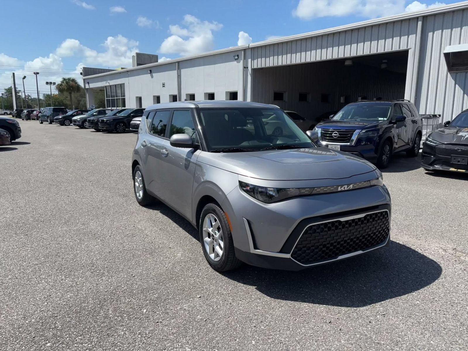 Used 2025 Kia Soul LX w/ LX Technology Package FWD image 2