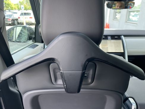 Certified 2025 Land Rover Discovery Dynamic SE AWD/4WD image 32