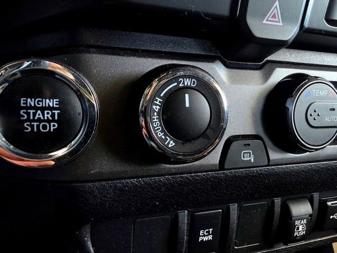 Used 2020 Toyota Tacoma TRD Sport AWD/4WD image 35