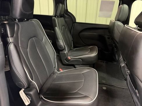 Used 2025 Chrysler Pacifica Limited AWD/4WD image 27