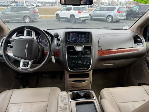 Used 2016 Chrysler Town & Country Touring image 18