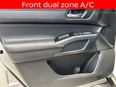 Used 2024 Nissan Pathfinder SL FWD image 15