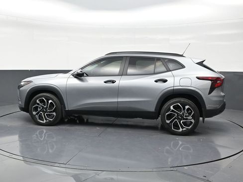 Used 2024 Chevrolet Trax RS w/ Driver Confidence Package FWD image 2