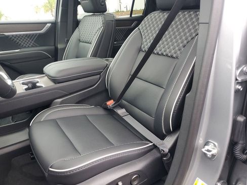 New 2026 GMC Acadia Denali w/ Super Cruise Package FWD image 9