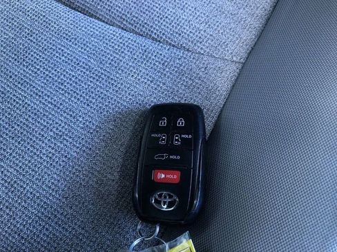 Used 2026 Toyota Sienna LE FWD image 32