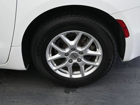 Used 2023 Chrysler Pacifica Touring-L FWD image 12