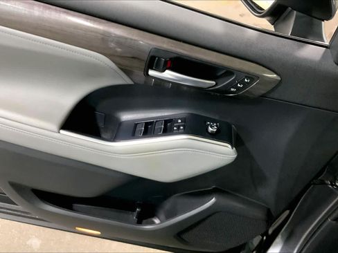 Used 2023 Toyota Highlander Platinum AWD/4WD image 36