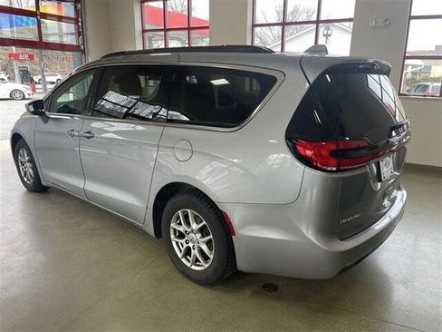 Used 2021 Chrysler Pacifica Touring FWD image 5