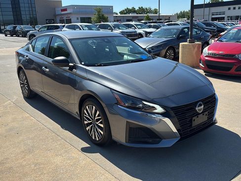 Used 2025 Nissan Altima 2.5 SV FWD image 1