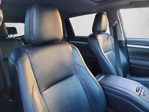 Used 2018 Toyota Highlander XLE AWD/4WD image 12