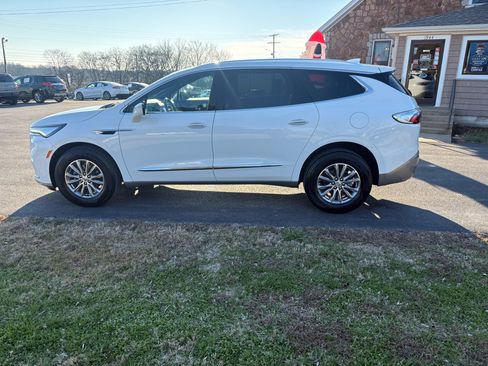 Used 2024 Buick Enclave Premium image 2