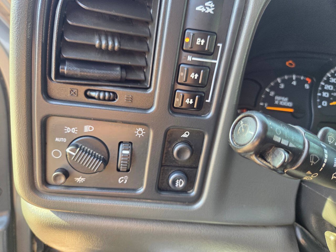 Used 2006 Chevrolet Silverado 2500 LT w/ Heavy-Duty Power Package AWD/4WD image 9