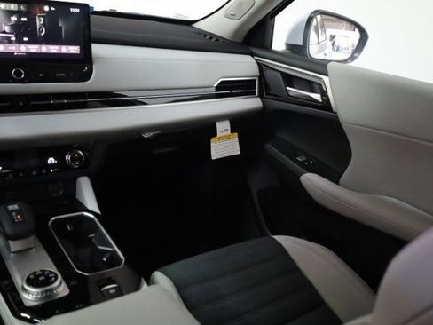 New 2025 Mitsubishi Outlander SE image 15