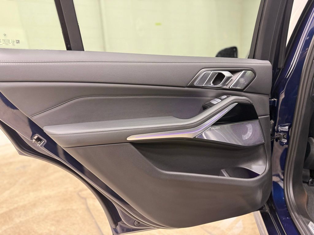 Used 2025 BMW ALPINA XB7 AWD/4WD image 32