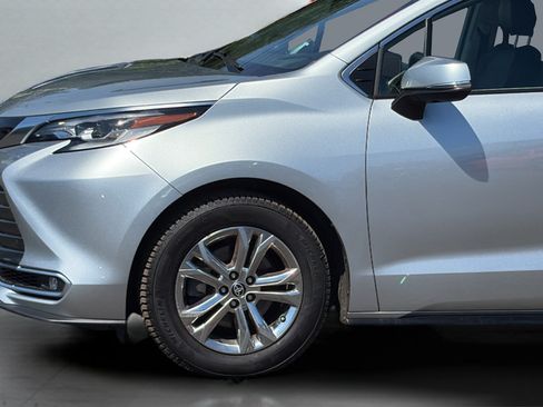 Used 2022 Toyota Sienna Platinum AWD/4WD image 27