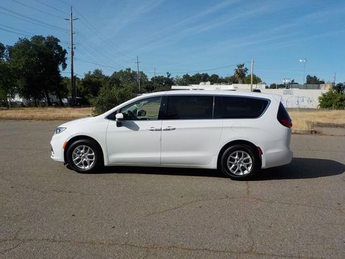 Used 2023 Chrysler Pacifica Touring-L image 6