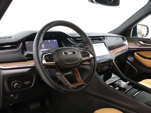 Used 2025 Jeep Grand Cherokee L Summit w/ Luxury Tech Group V AWD/4WD image 15