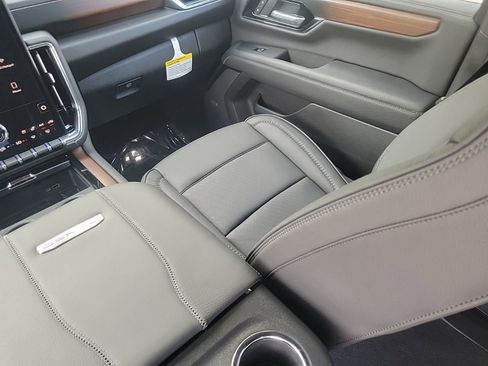 New 2026 GMC Yukon XL Denali w/ Denali Reserve Package RWD image 16