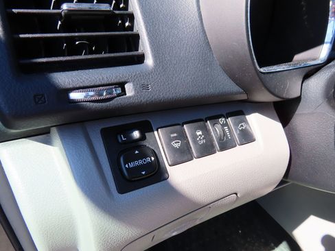 Used 2013 Toyota Highlander SE image 12