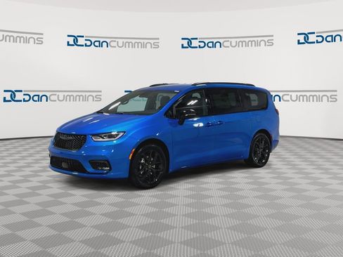 New 2026 Chrysler Pacifica Select w/ S Appearance Package FWD image 4