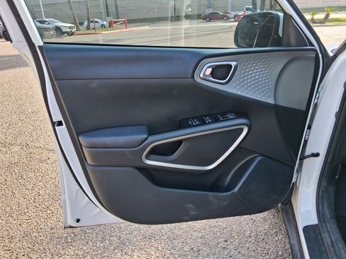 Used 2023 Kia Soul LX w/ LX Technology Package image 11