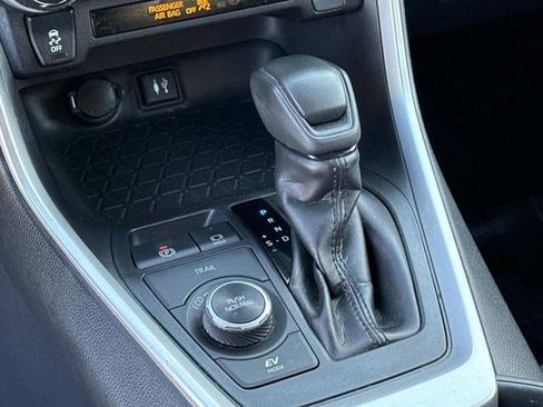 Used 2019 Toyota RAV4 LE image 22