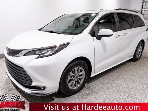 Used 2023 Toyota Sienna XLE FWD image 2