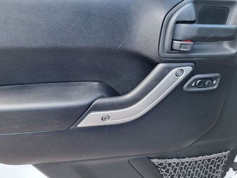 Used 2015 Jeep Wrangler Unlimited Rubicon w/ Connectivity Group image 16