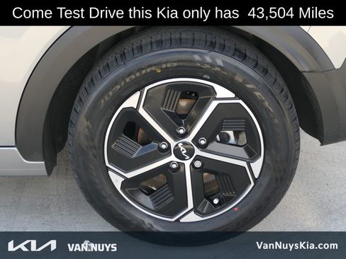Used 2023 Kia Niro EX image 9
