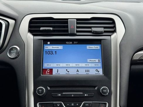 Used 2017 Ford Fusion SE w/ Fusion SE Technology Package FWD image 3