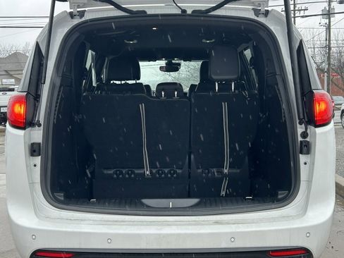 Used 2025 Chrysler Voyager LX image 8